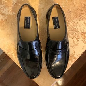 Gently used Bostonian black leather mens loafer in a 9 1/2 M is a classic shoe.